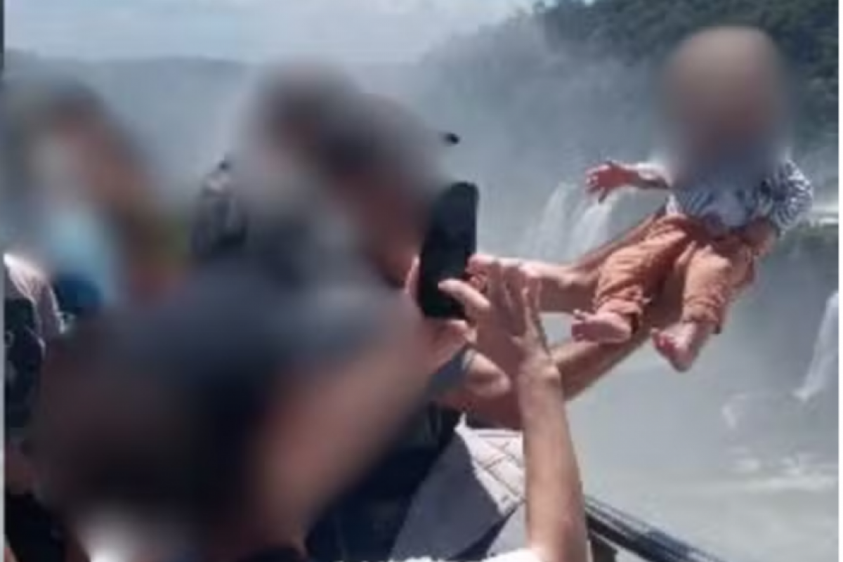 Homem ergue bebê nas Cataratas do Iguaçú para foto arriscada
