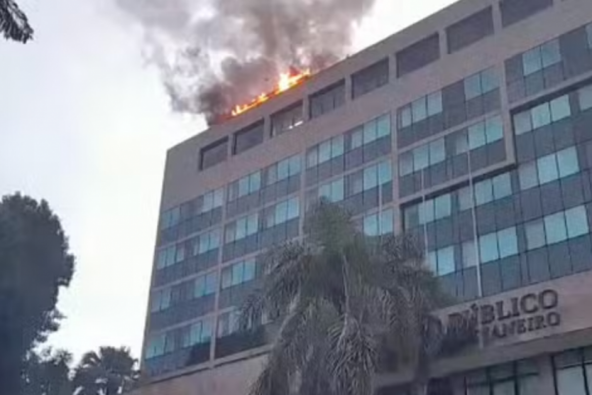 Incêndio atinge sede do Ministério Público no Centro do Rio