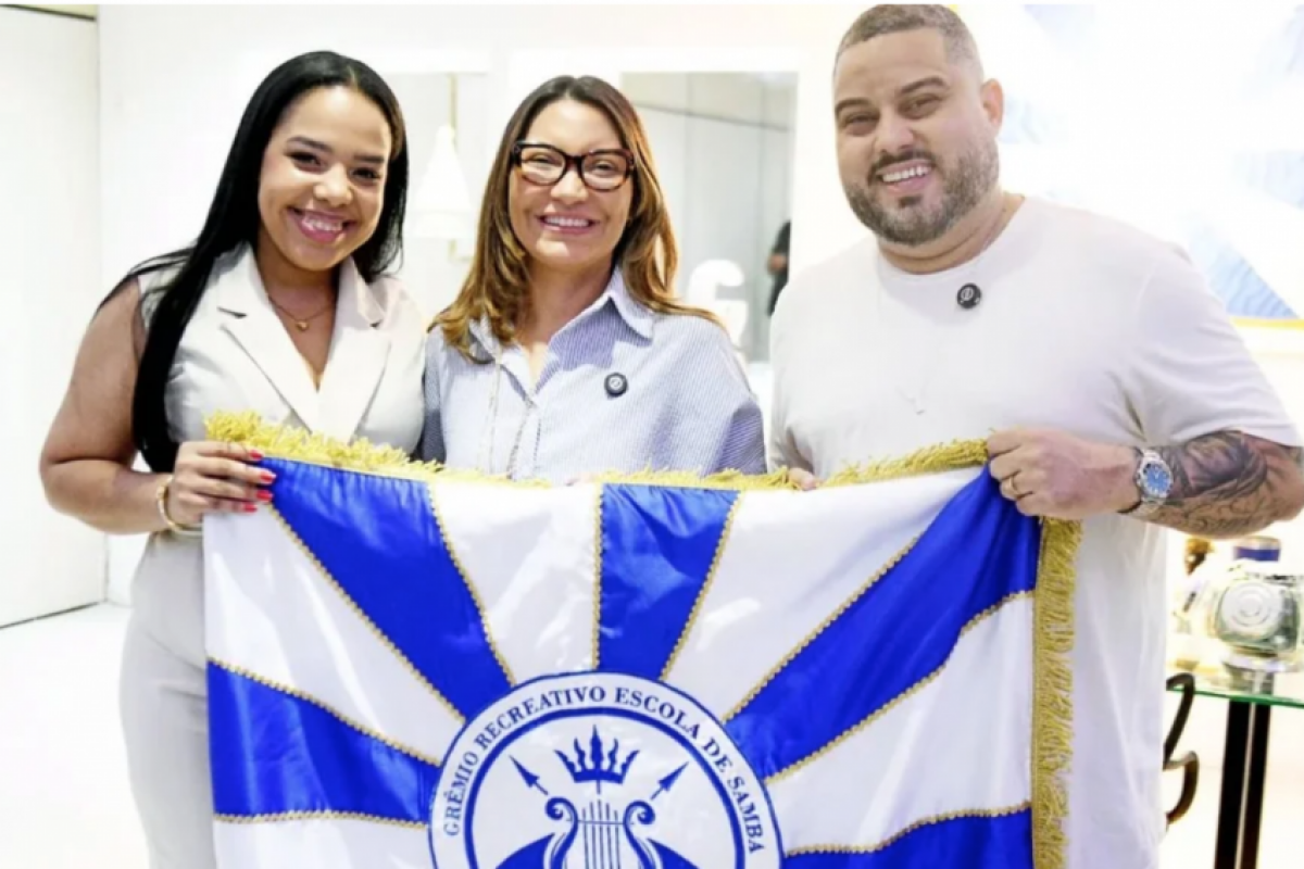 Janja usou voo da FAB para visitar escola que homenageou Lula