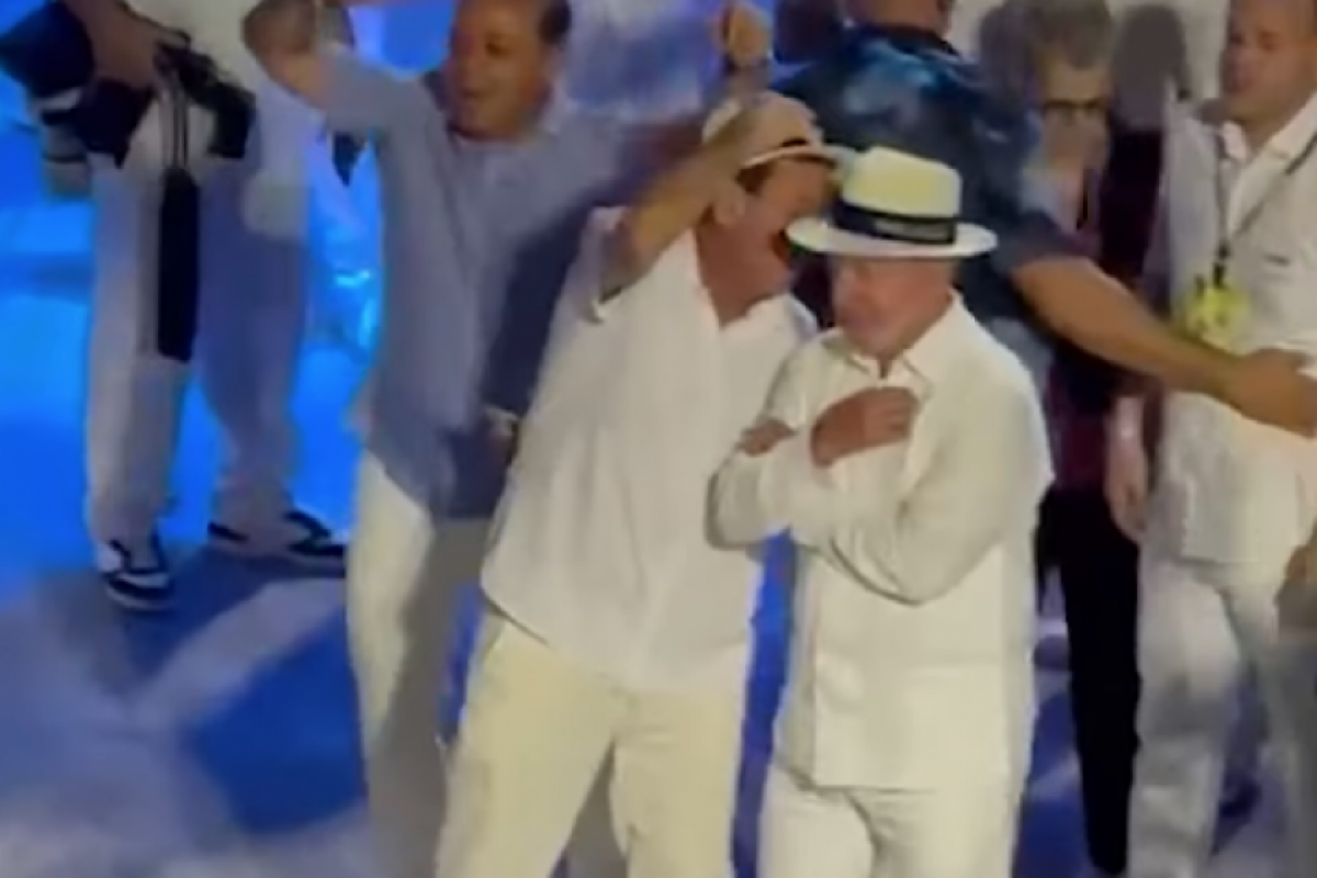 Lula desce à avenida e beija bandeira da Acadêmicos de Niterói