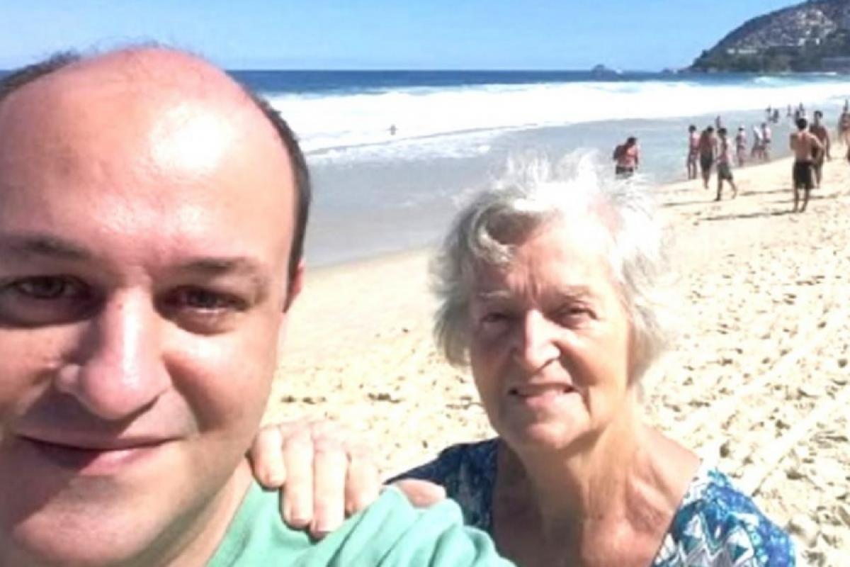 Mãe, de 87 anos, e filho, 47, são achados mortos em apartamento