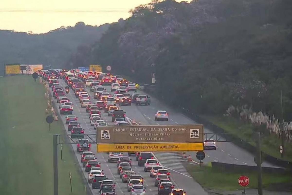 Motorista enfrenta congestionamento na saída de SP pro Carnaval