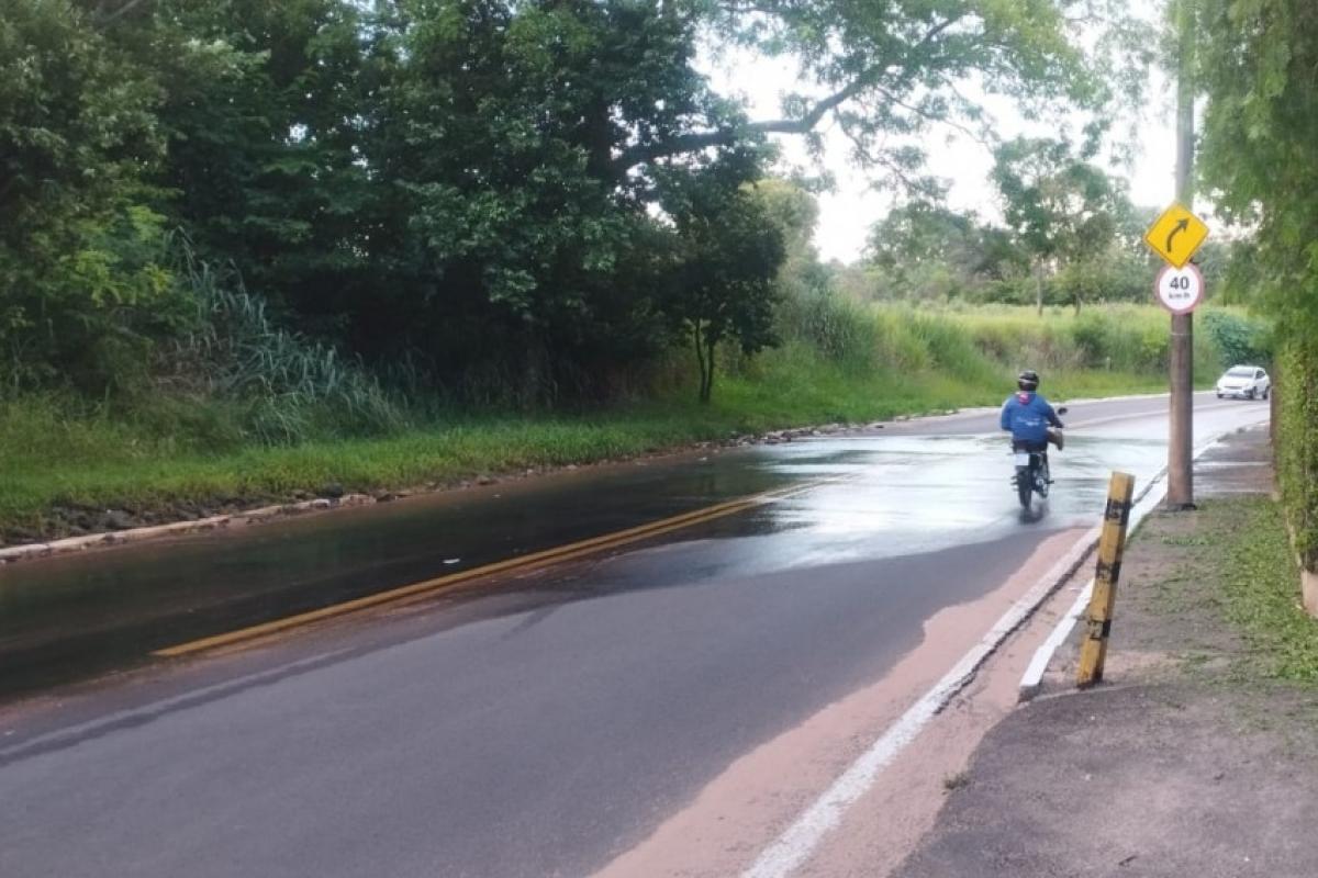 Motoristas se queixam de vazamento de esgoto em via de Bauru