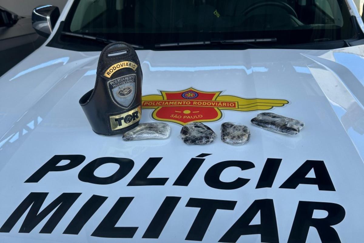 Mulher é presa com supermaconha escondida nas costas e calçados