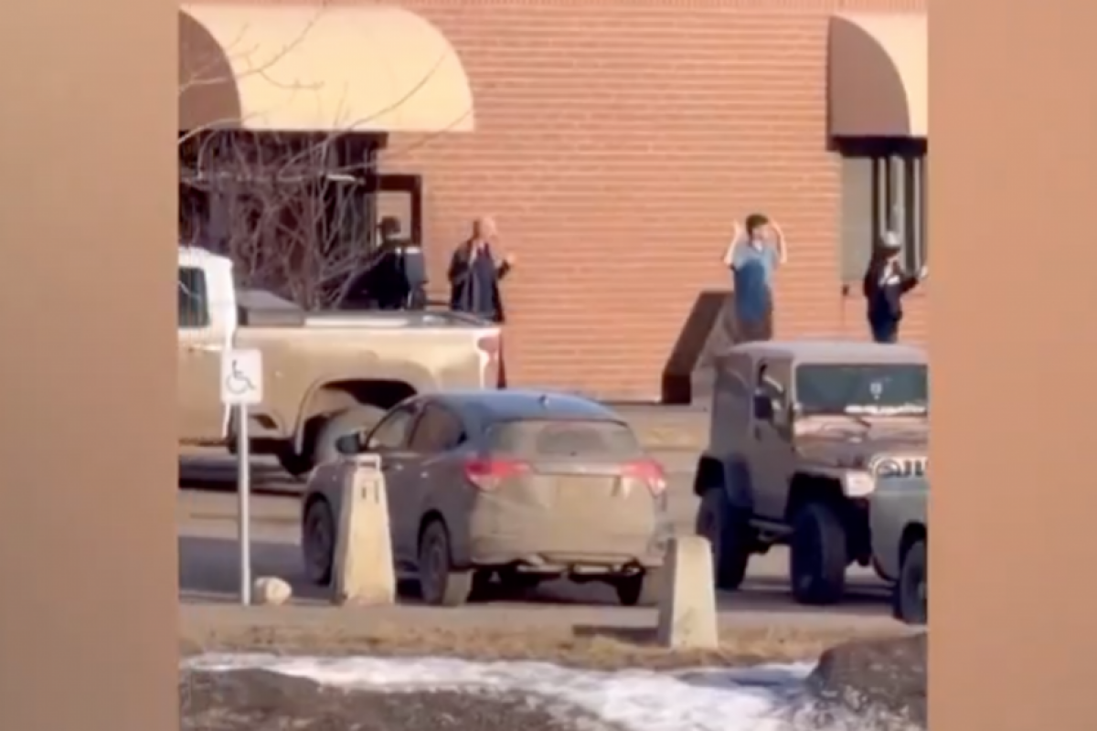 Mulher trans é suspeita de matar 10 e ferir 25 em escola; VÍDEO