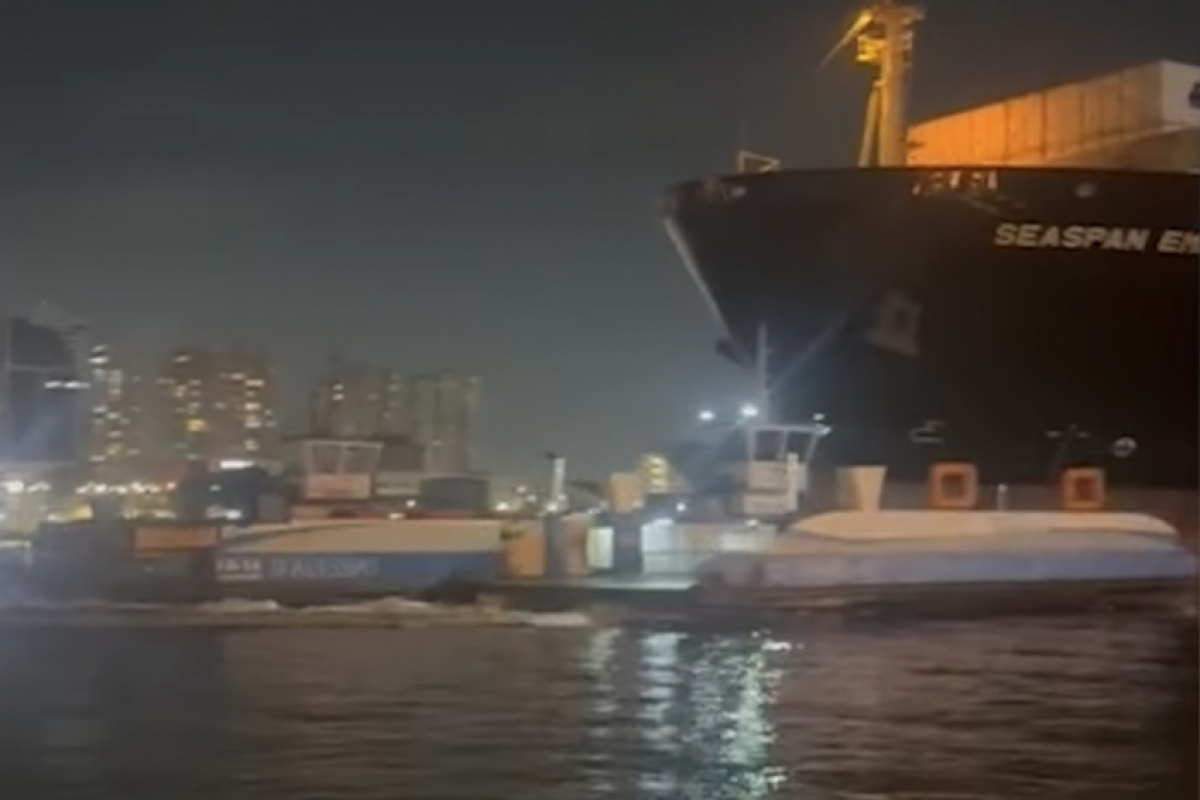 Navio atinge balsas no Porto de Santos e tripulantes pulam no mar