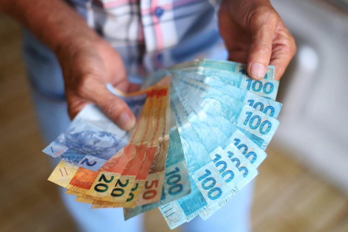 Novo salário mínimo começa a ser pago nesta segunda