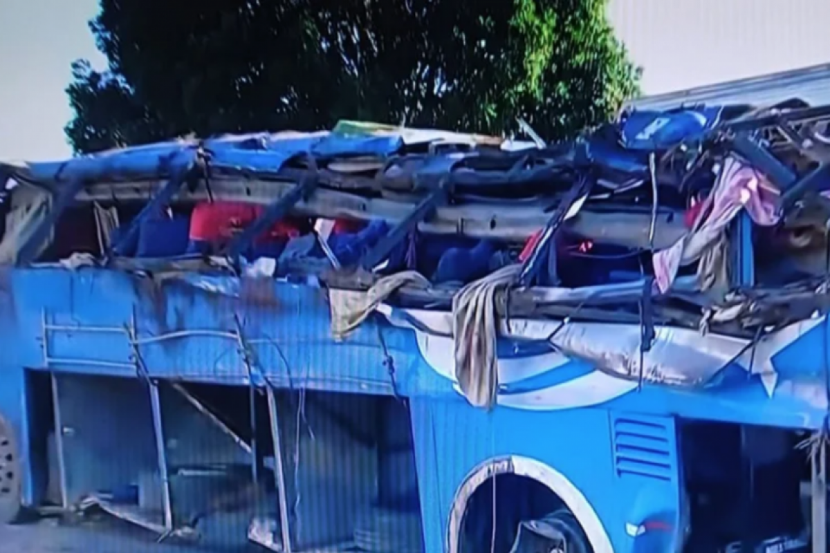 Ônibus tomba na BR-153 e 6 trabalhadores rurais morrem