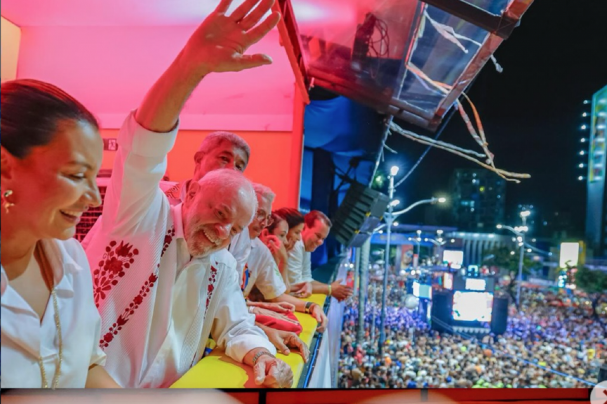 Para alívio do governo, Janja desistiu de desfilar na Sapucaí