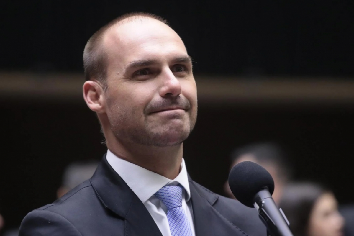 PF afasta Eduardo Bolsonaro de cargo por faltas não justificadas
