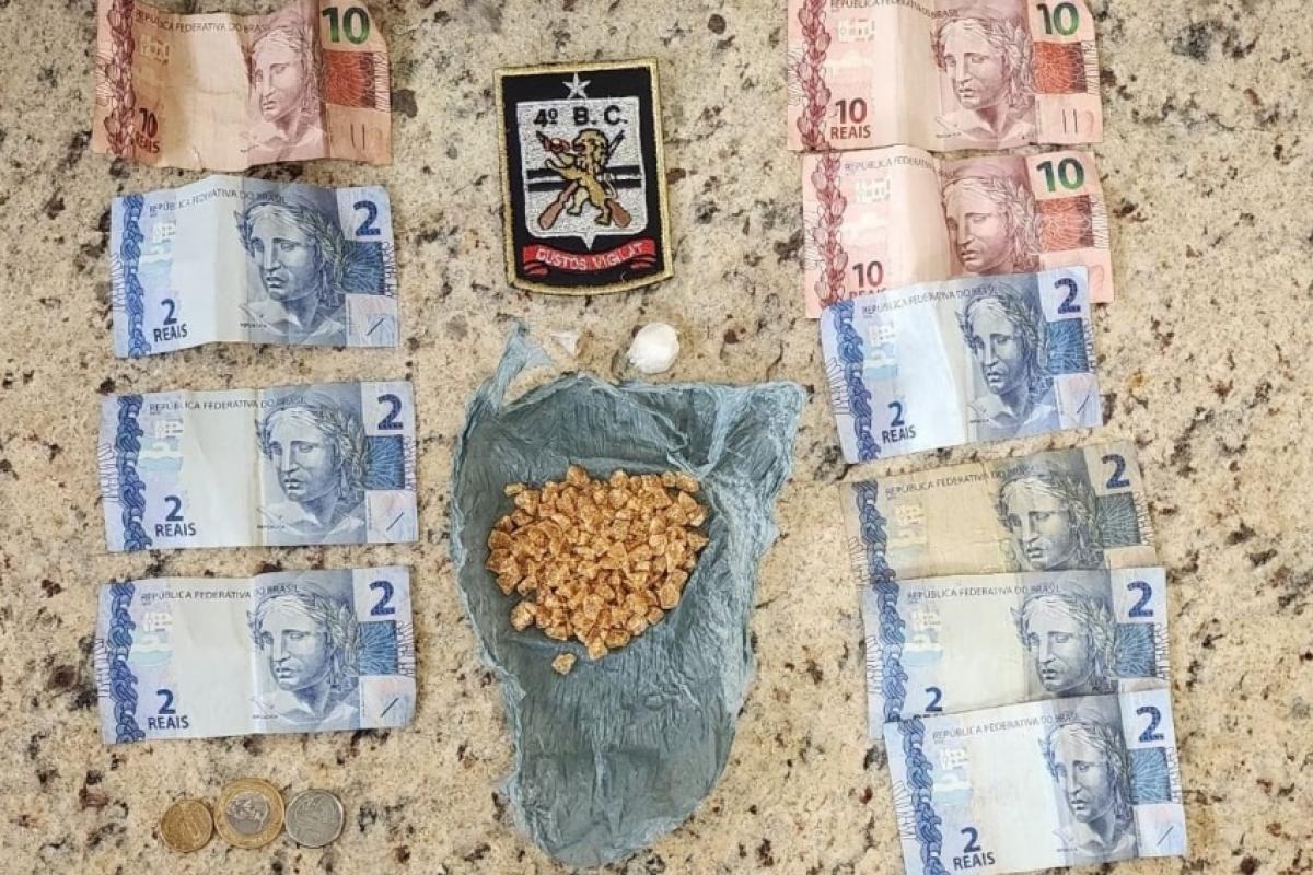 PM flagra homem com 100 pedras de crack em ponto de tráfico