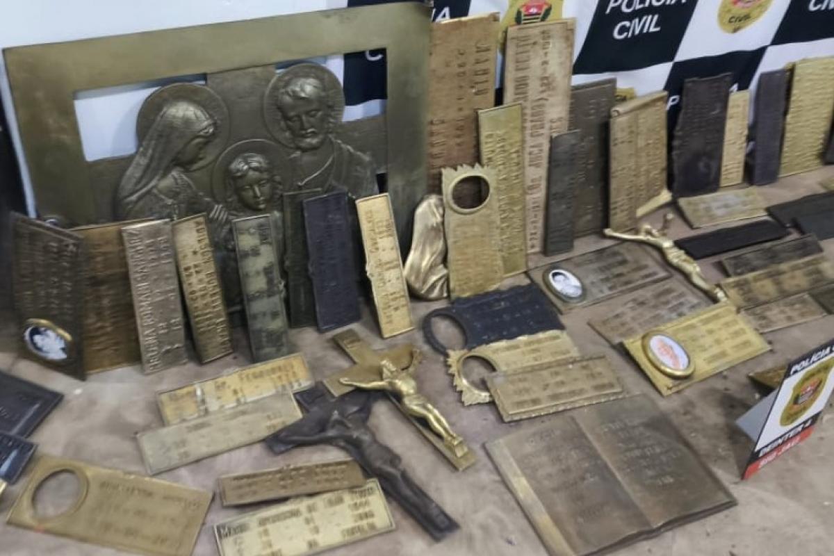 Polícia Civil recupera dezenas de peças furtadas de cemitério