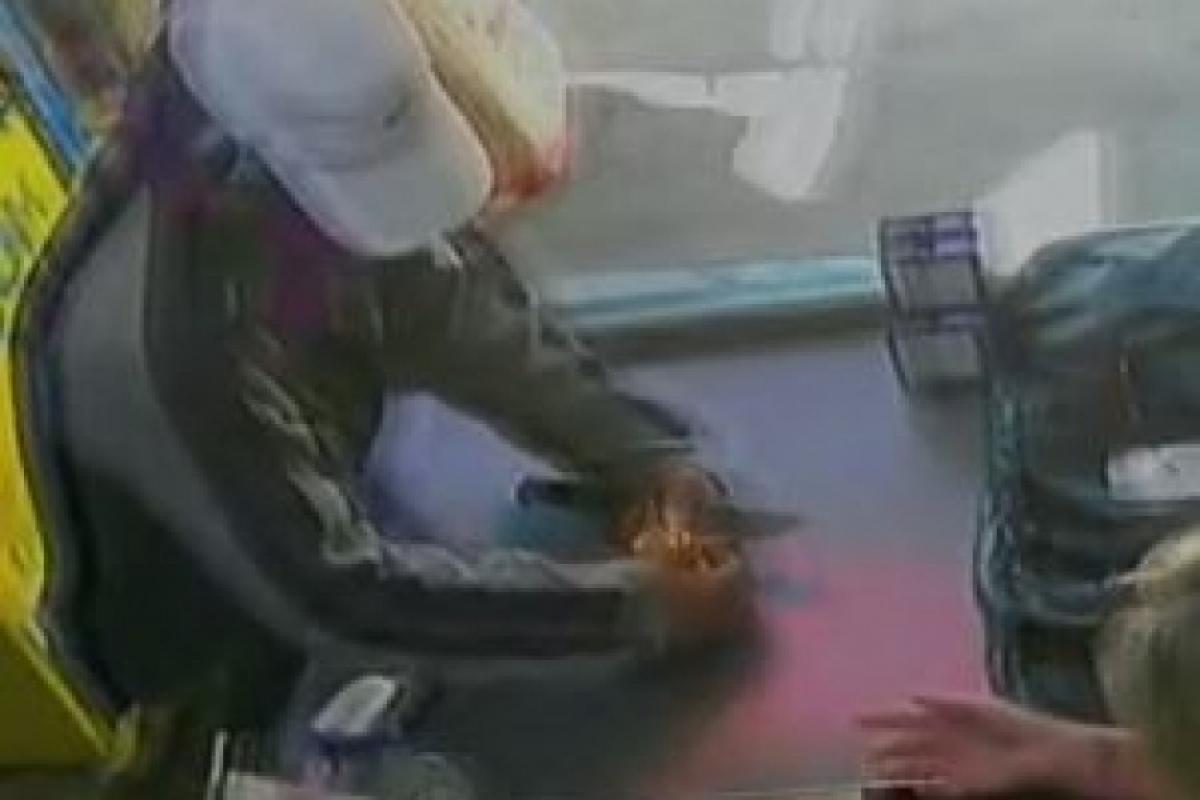 Preso suspeito de ameaçar funcionária com faca em roubo a mercado