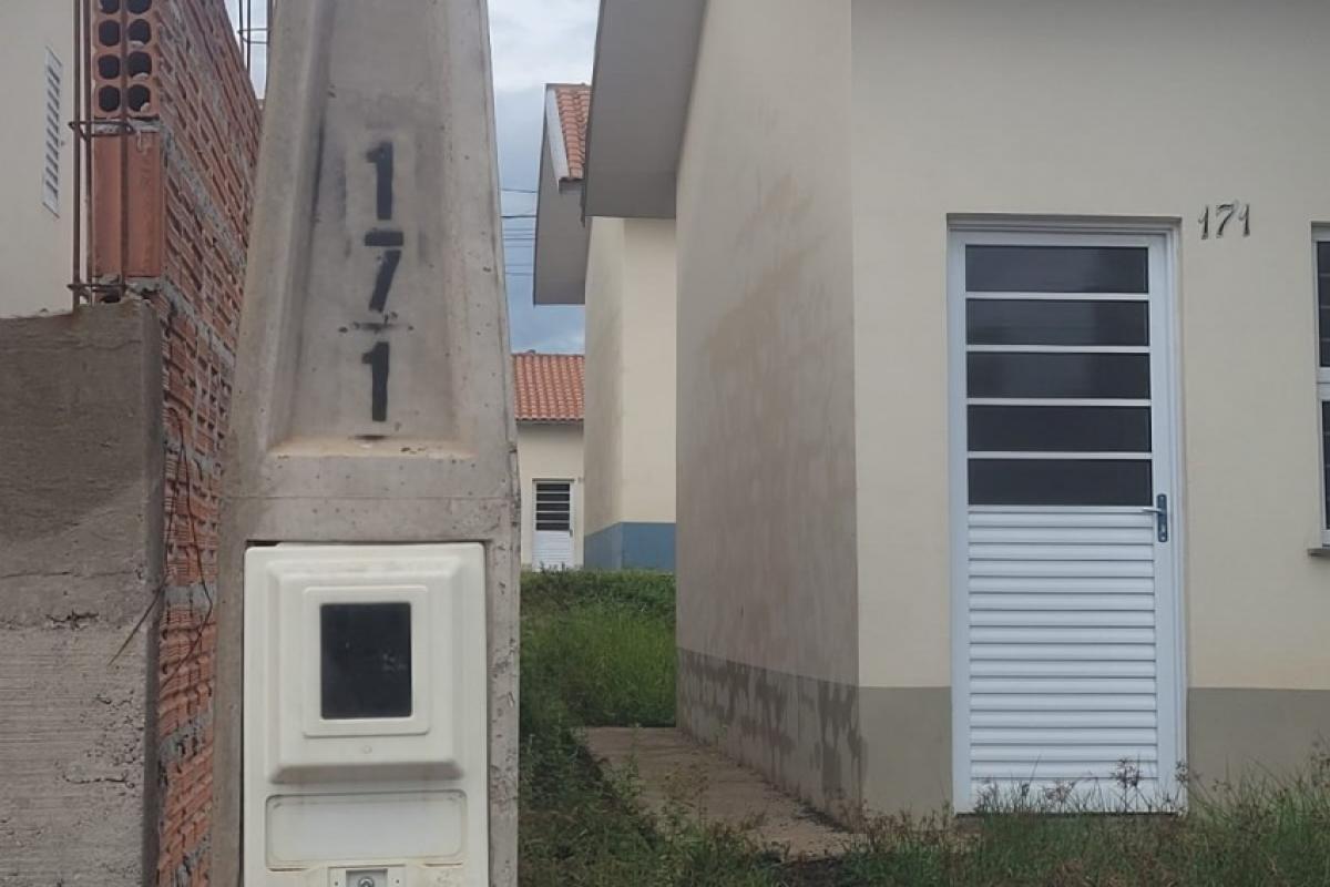 Primeira-dama ganha casa por morar em área de risco e não se muda