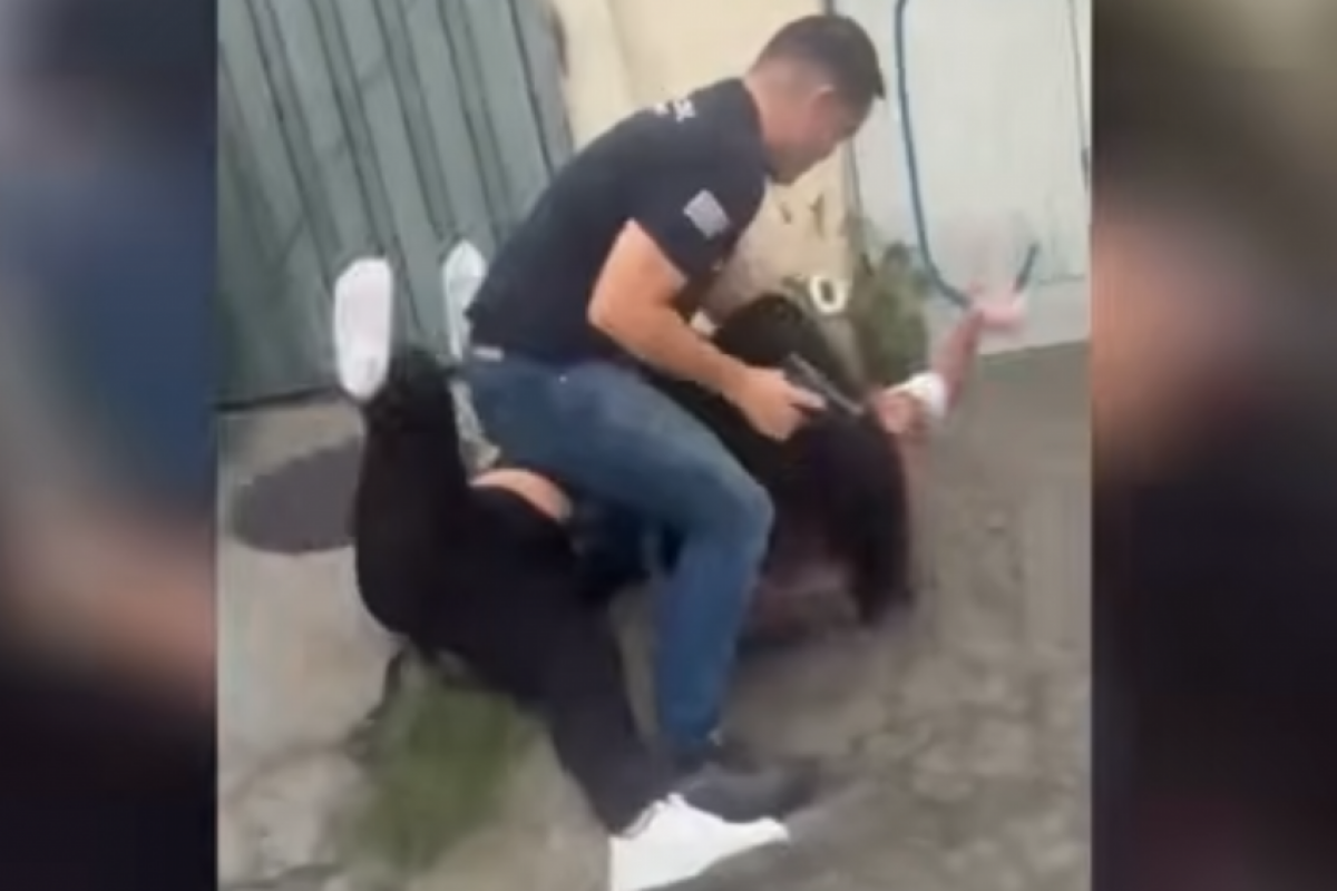 SP: Policial saca arma para separar briga de duas alunas; VÍDEO