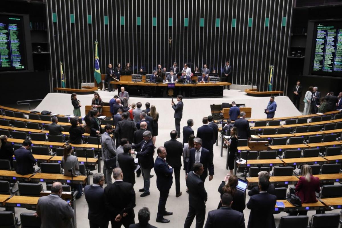Suspensão a penduricalhos pode embasar veto a reajuste na Câmara