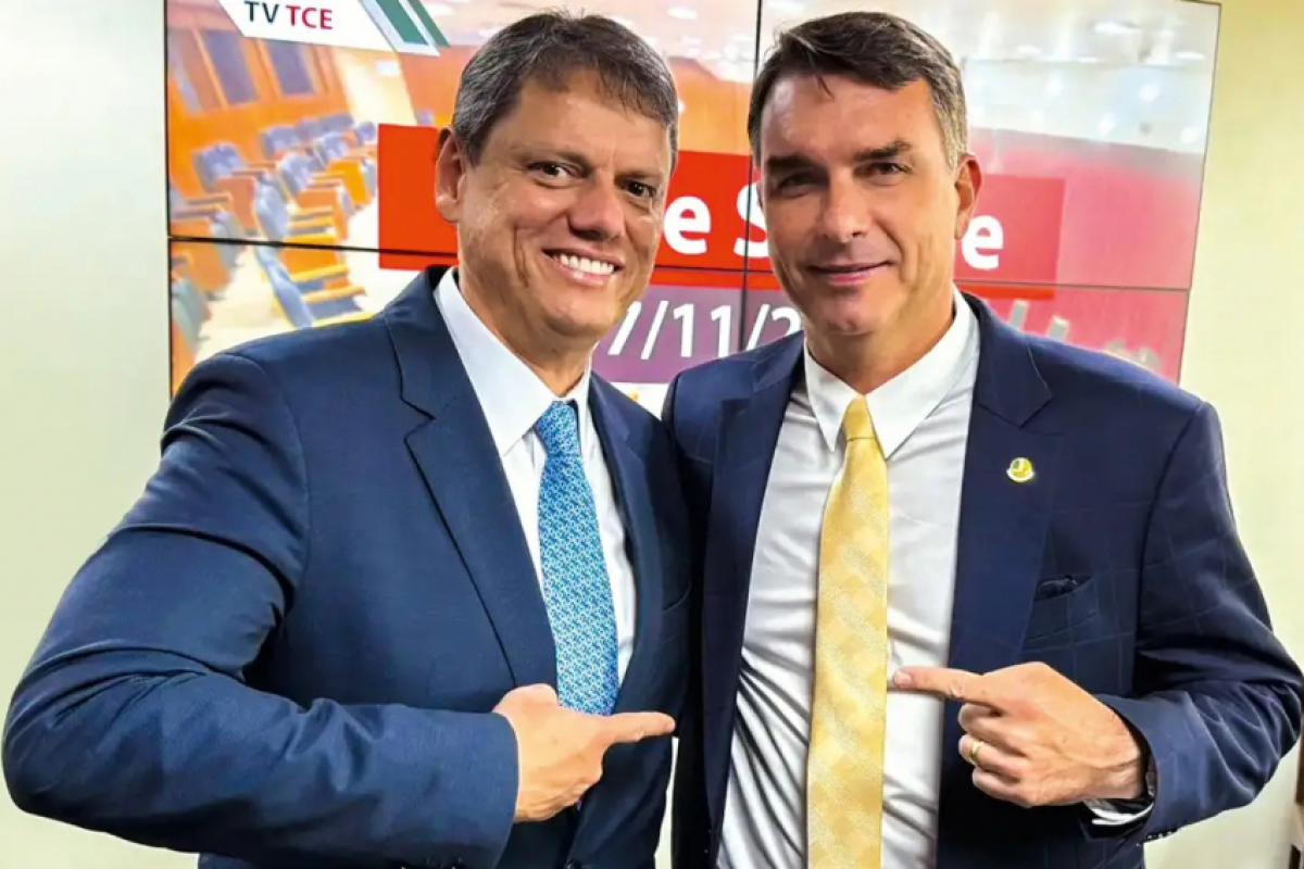 Tarcísio adia reunião com Flávio, mas promete segurar sua mão