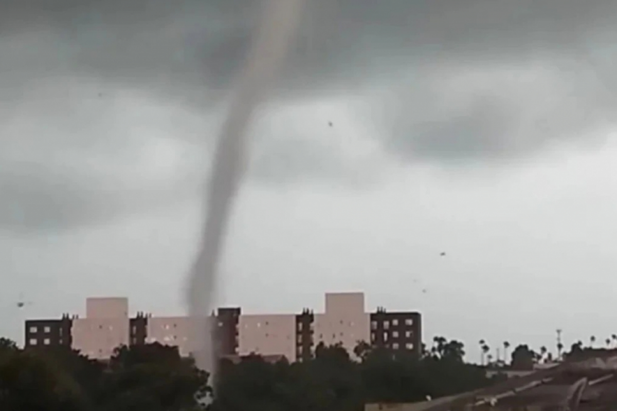 Tornado atinge Pelotas e causa danos em oficina mecânica no RS