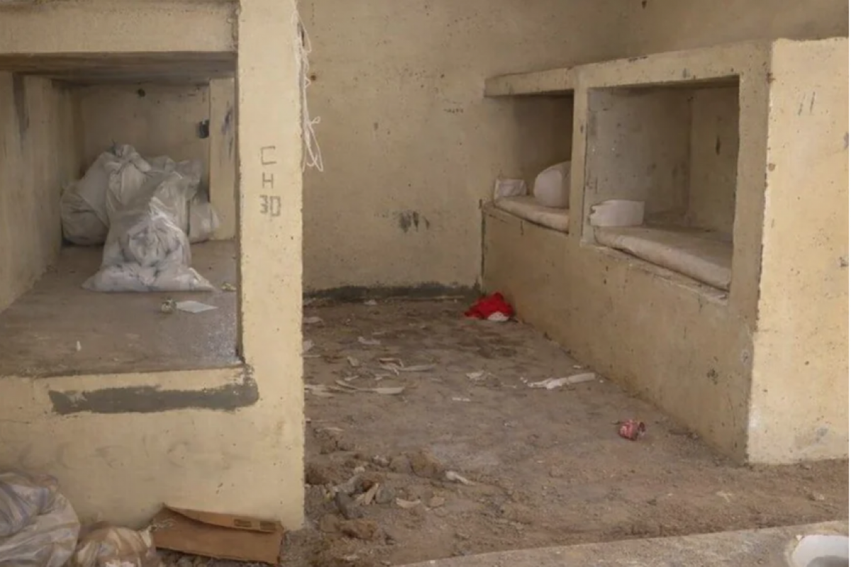 Trans armam emboscada em cadeia, com ameaças e depredação