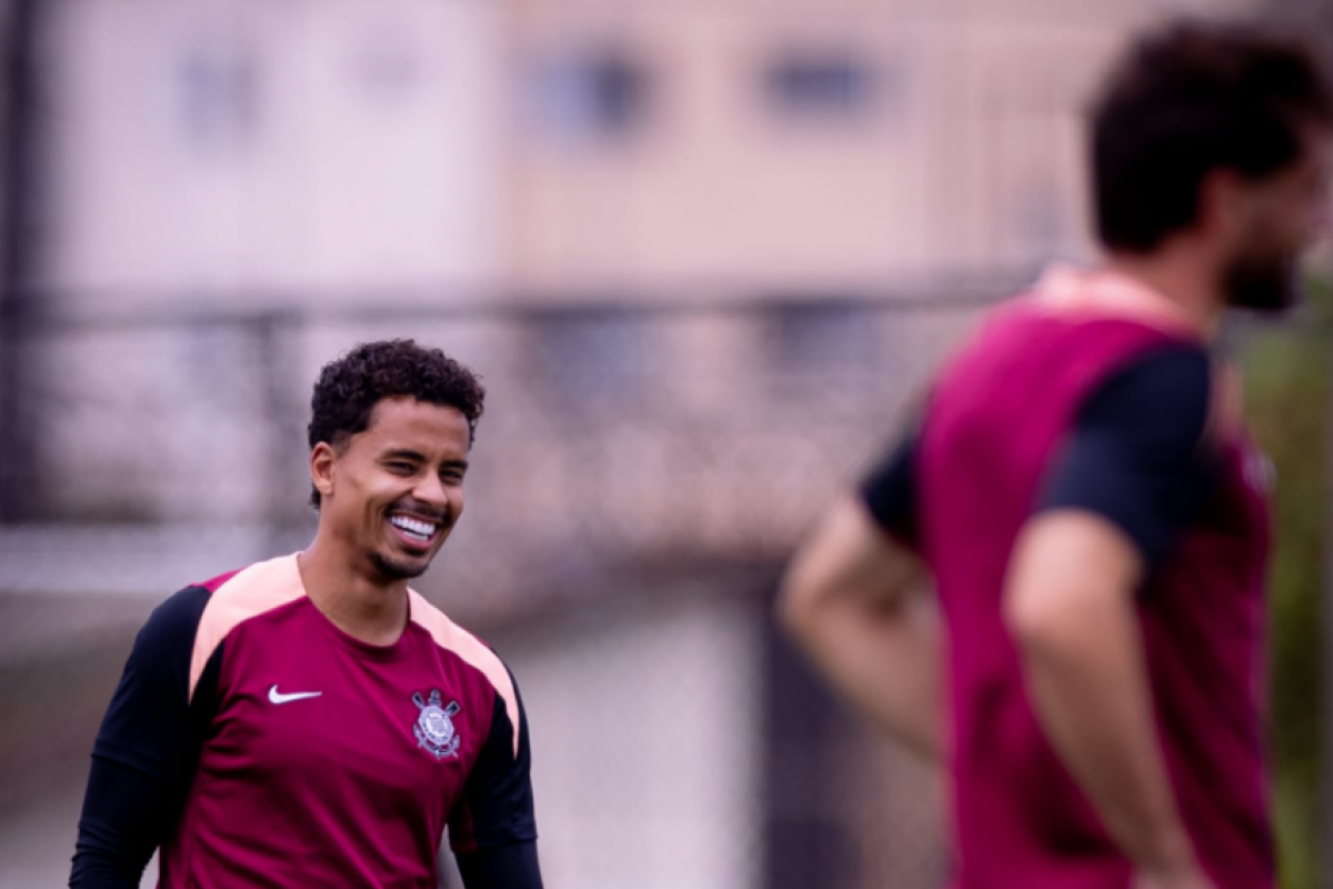 Volante Allan critica formação no futebol brasileiro