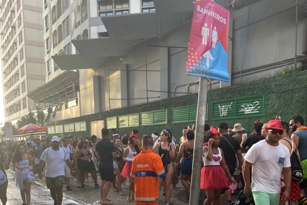Xixi no meio da rua no Carnaval pode render multa? Veja as leis