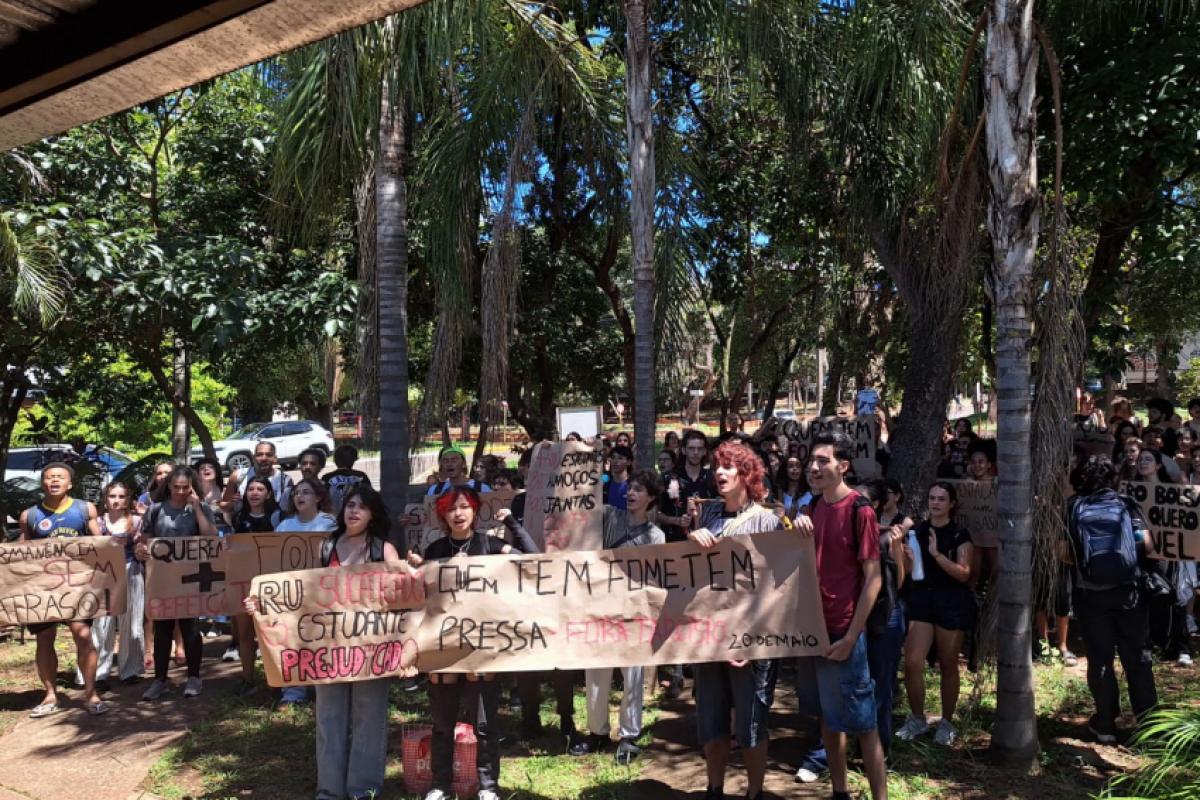 Alunos protestam por refeições e auxílios na Unesp Bauru; VÍDEO