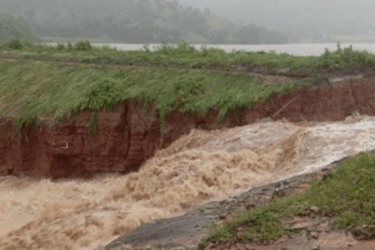 Barragem transborda e deixa famílias ilhadas