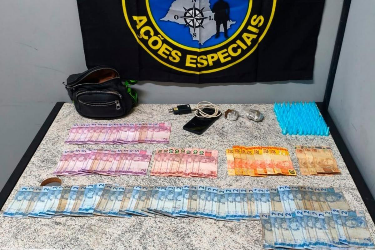 Bauru: Baep apreende drogas e dinheiro em pochete de traficante