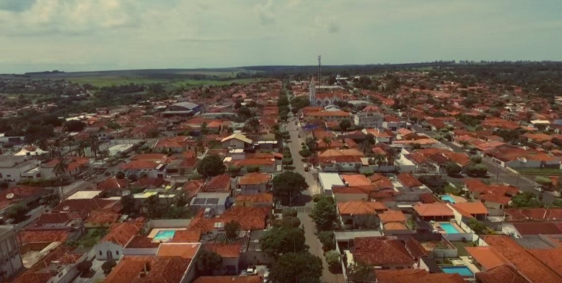 Capotamento em avenida deixa condutor de carro gravemente ferido