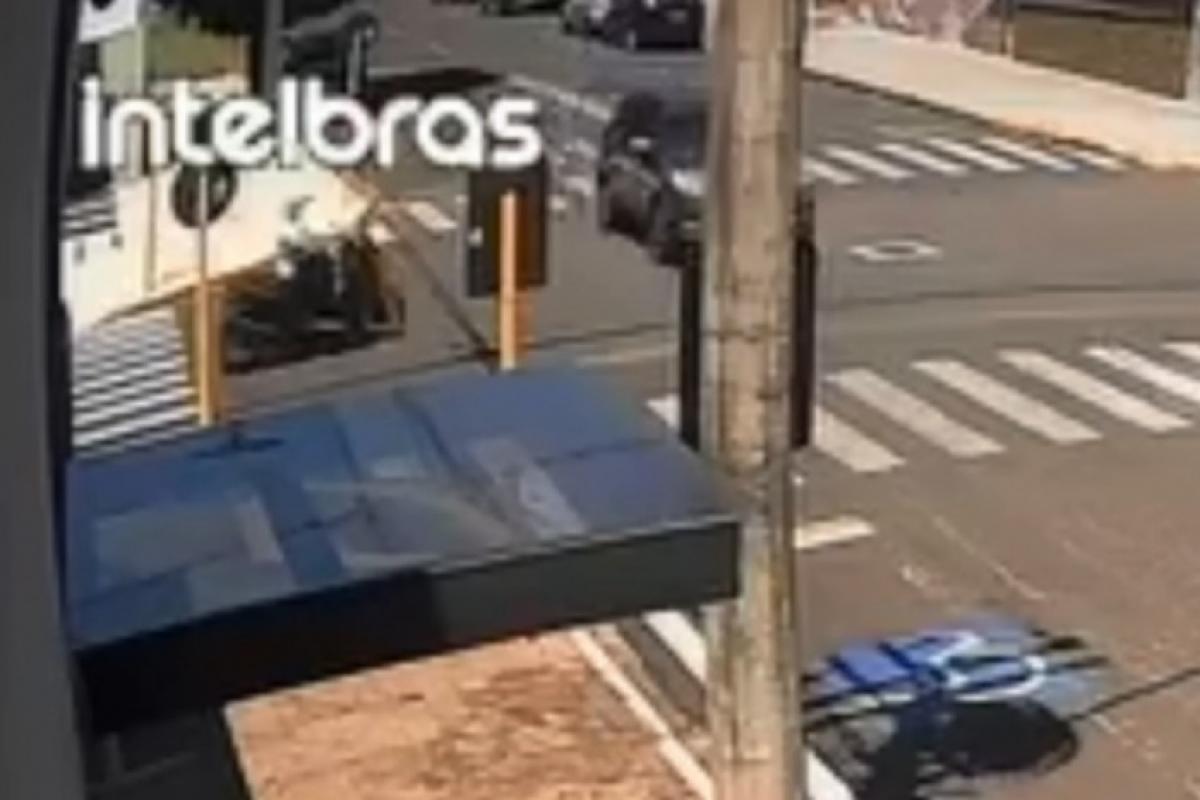 Carro avança no “Pare” e causa acidente com moto em Bauru; VÍDEO