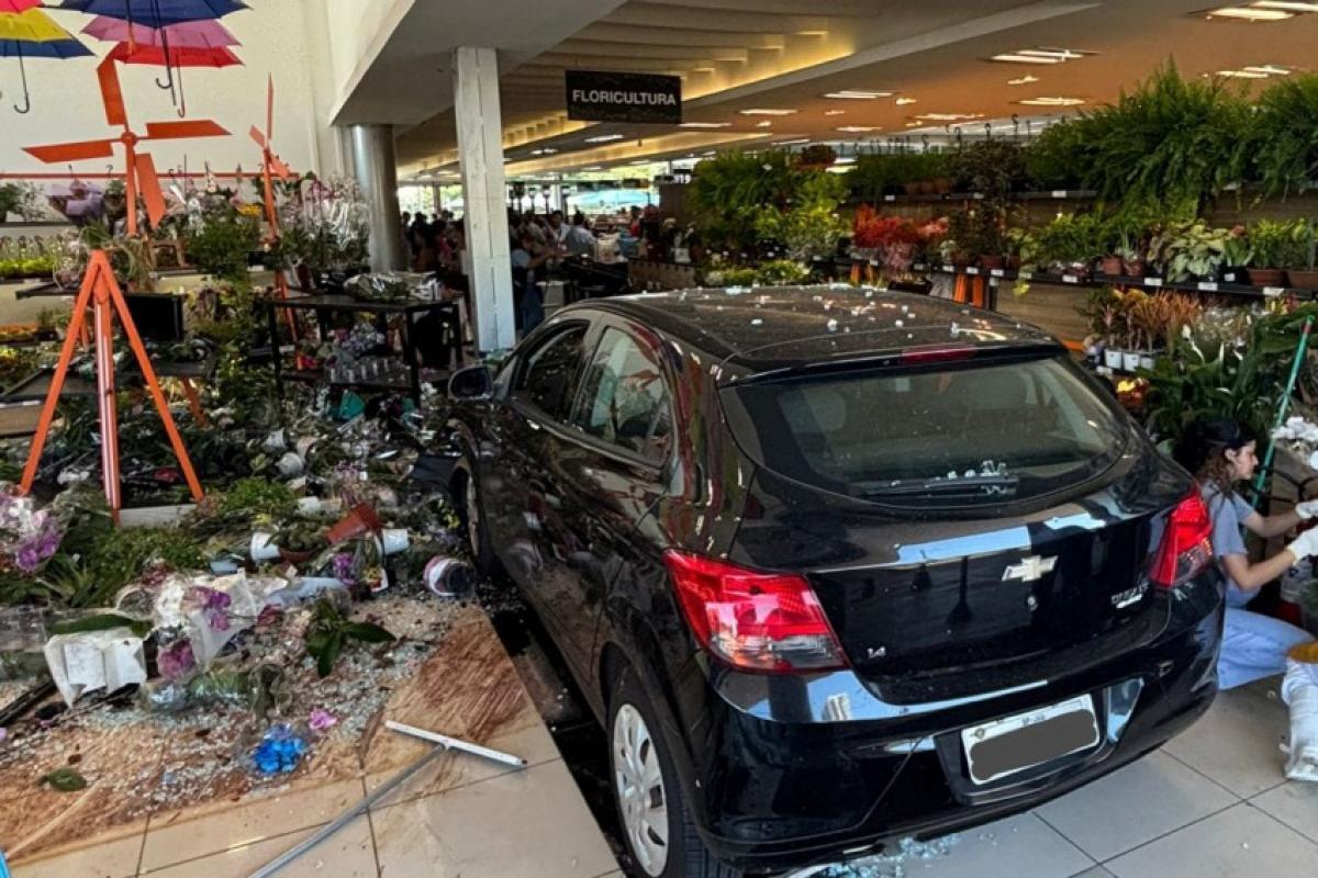 Carro invade supermercado ao lado de centro de compras na região