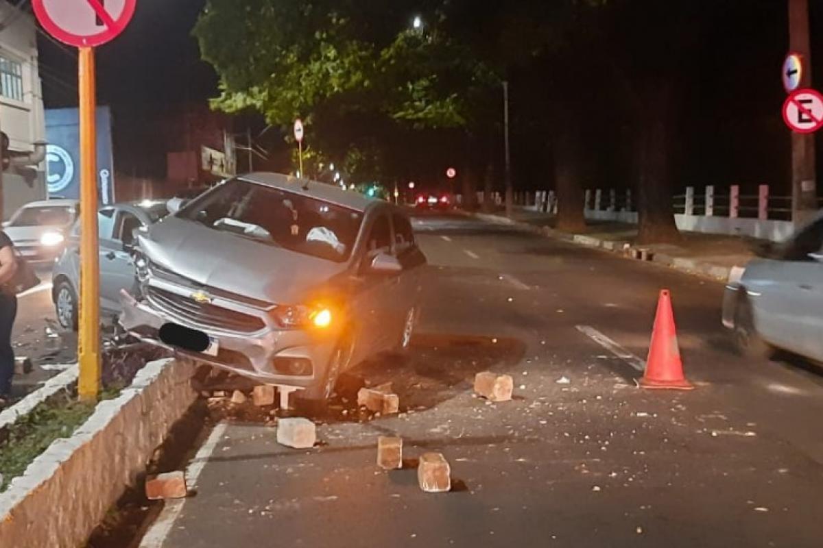 Carro sobe em mureta após colisão na Pedro de Toledo, em Bauru