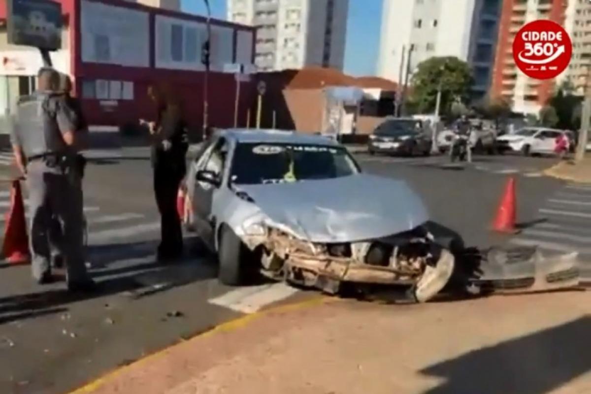 Carros batem em cruzamento na zona Sul de Bauru