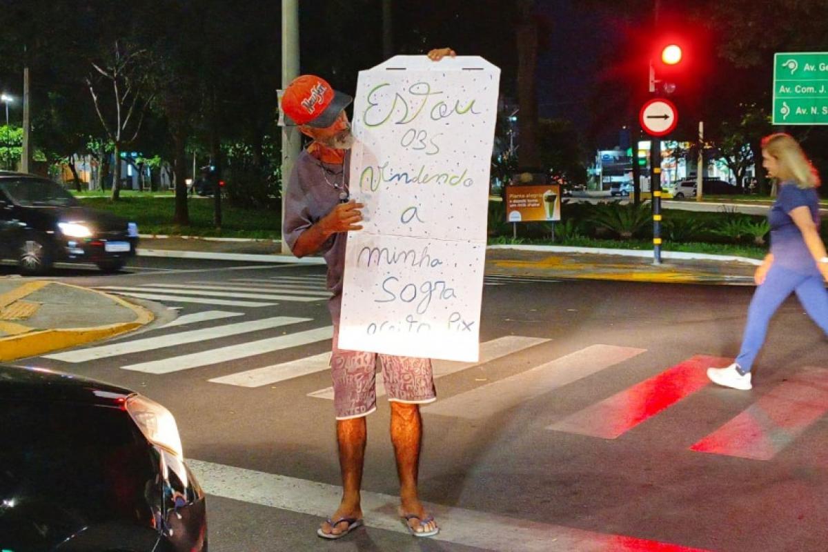 Cartaz “vendo minha sogra, aceito Pix” reaparece em ruas de Bauru