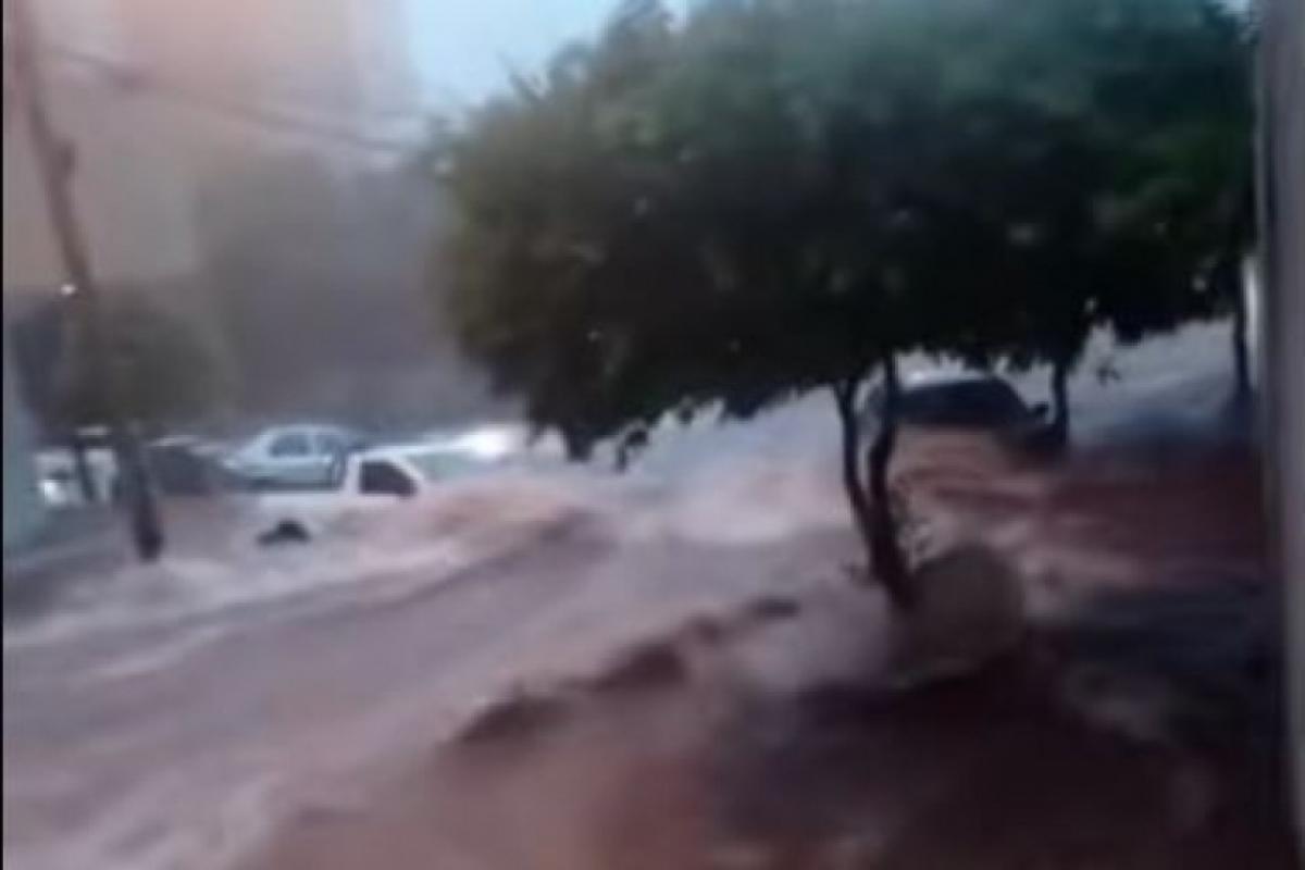 Chuva arrasta carros e deixa Vitória Régia debaixo d'água; VÍDEOS