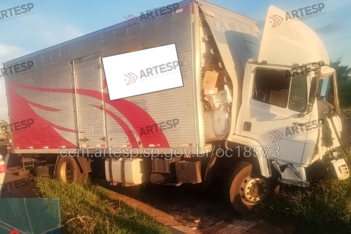 Colisão entre caminhões deixa dois feridos em Pederneiras