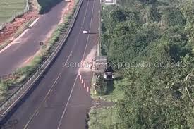 Colisão entre carro e carreta deixa motorista em estado grave