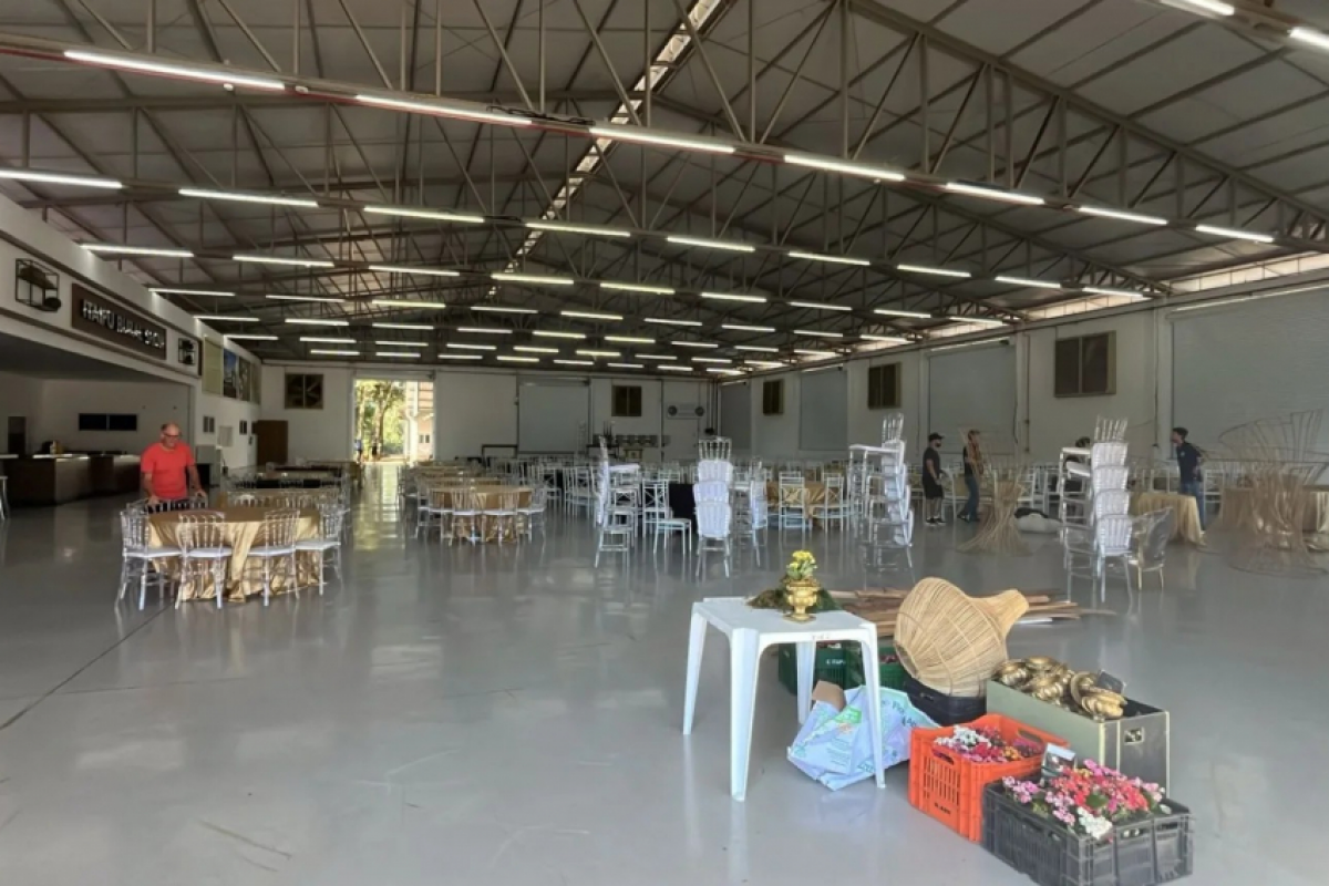 Empresa cancela formatura à véspera; formandos fazem força-tarefa