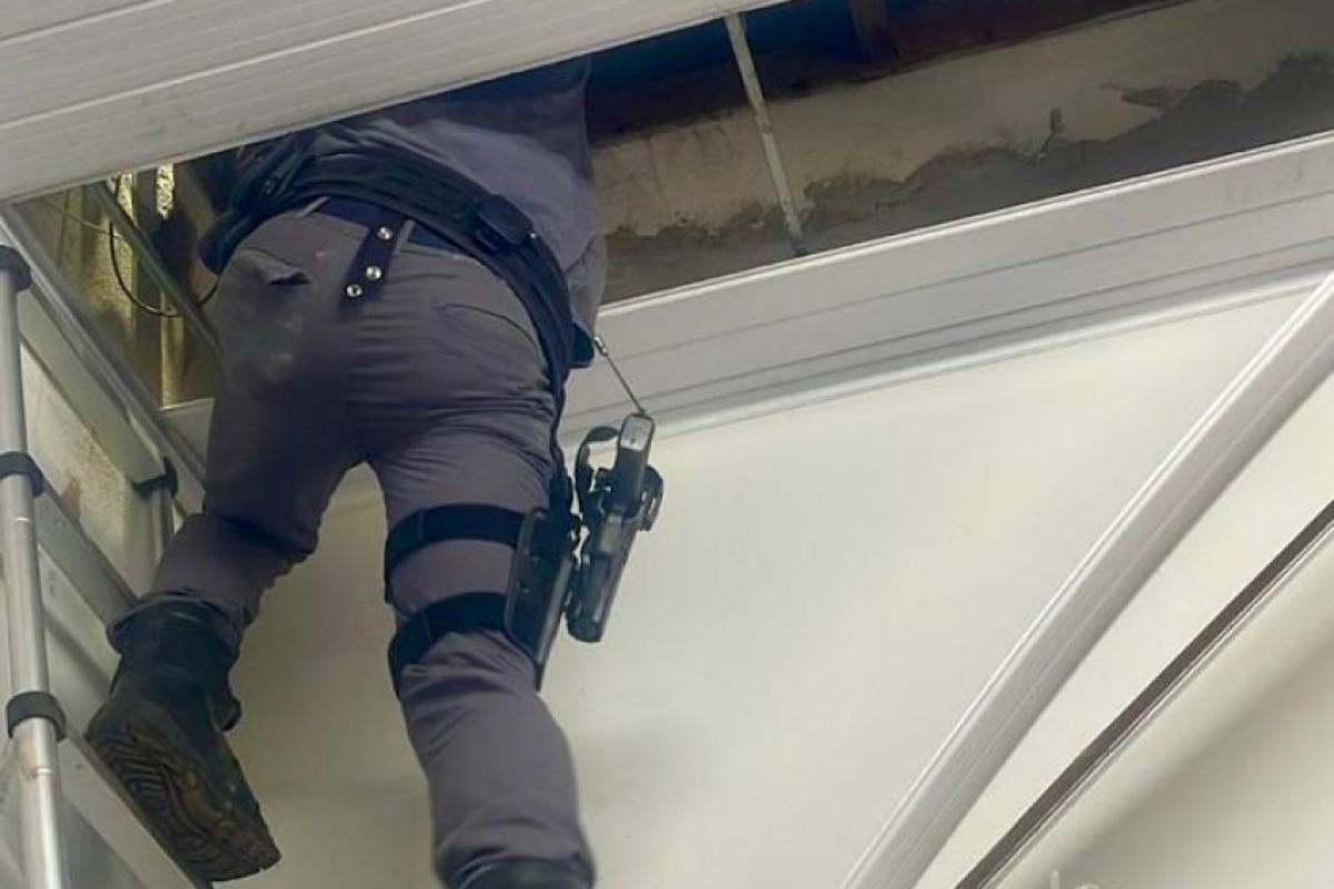 Escondido no teto, homem é preso ao tentar furtar comércio em Jaú