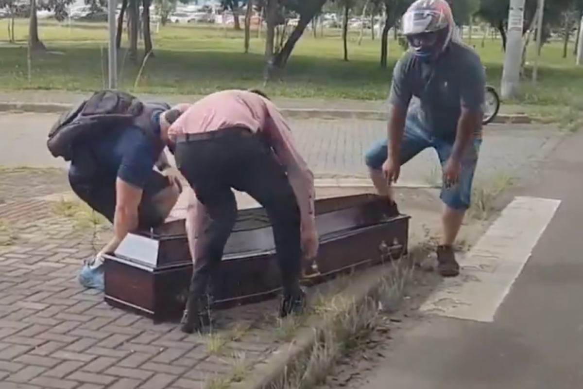 Família descobre por rede social que caixão caiu na rua; VÍDEO