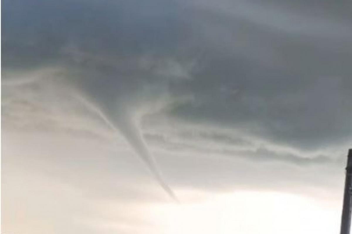 Fenômeno raro, nuvem funil surge em Barra Bonita e assusta; VÍDEO