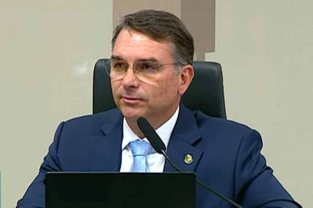 Flávio reforça a Moraes pedido de domiciliar para Bolsonaro