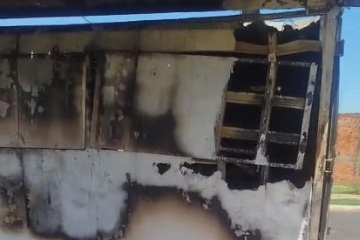Fogo destrói trailer alugado e família pede ajuda em Bauru; VÍDEO