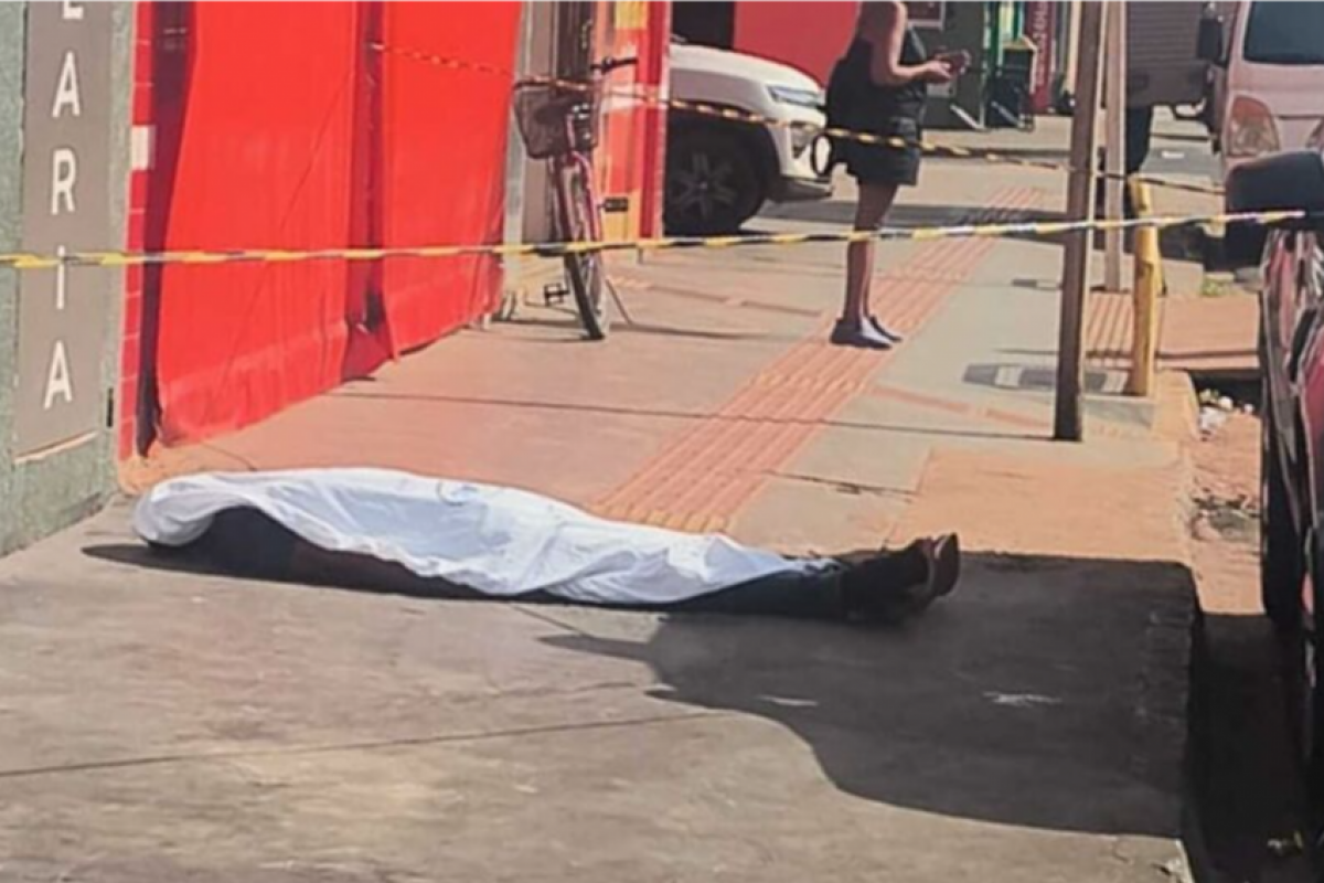 Homem passa a noite ao lado do corpo do amigo