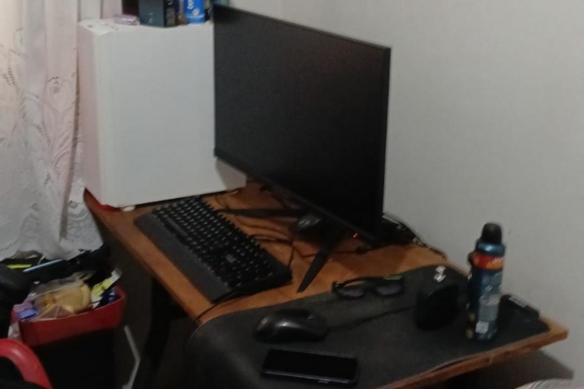 Jovem é preso por armazenar materiais com pornografia infantil