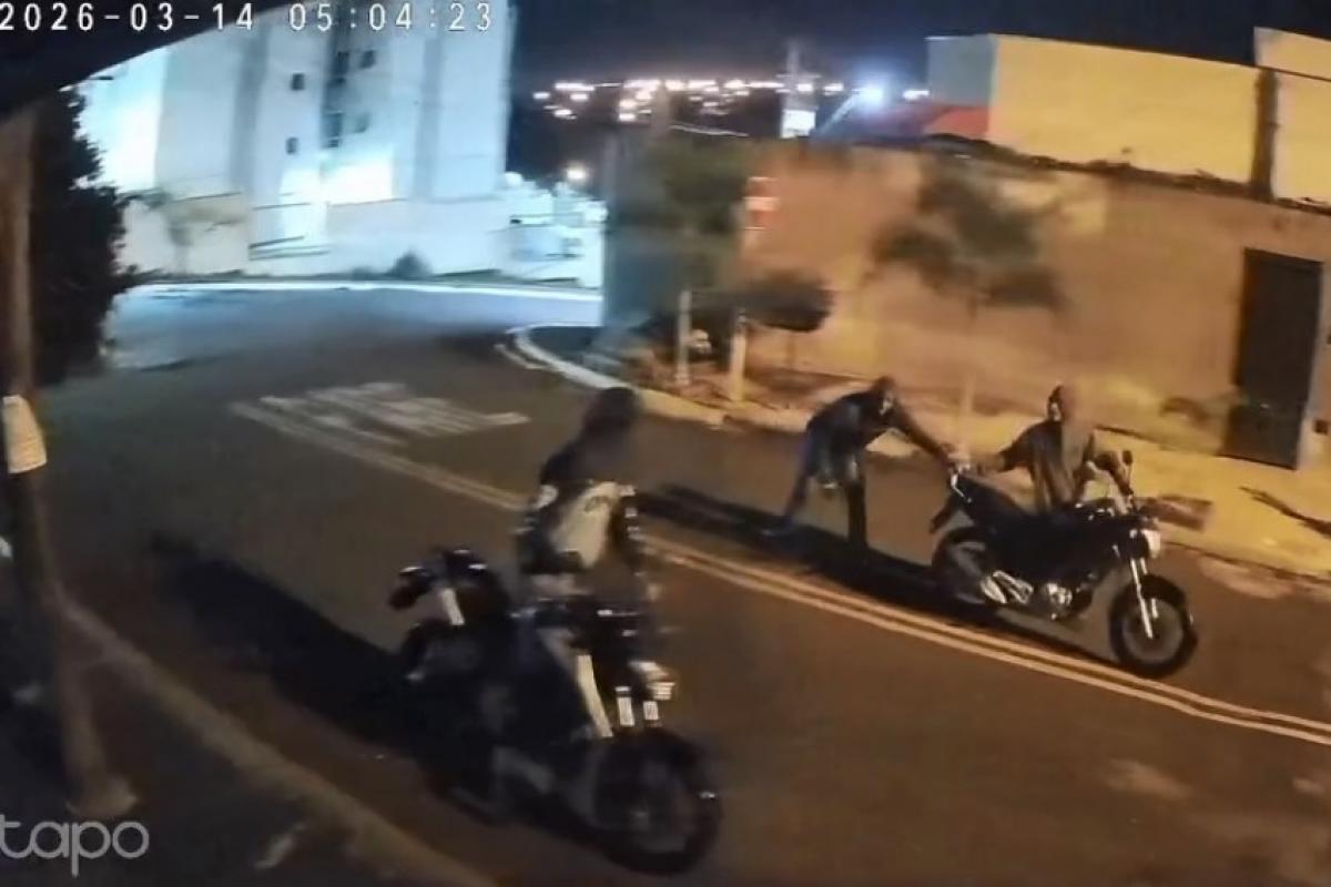 Ladrões quebram grade de condomínio em Bauru e levam motos; VÍDEO