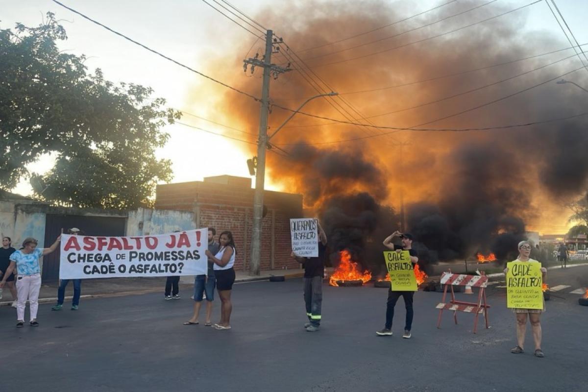 Moradores da Bela Olinda queimam pneus em protesto; VÍDEO
