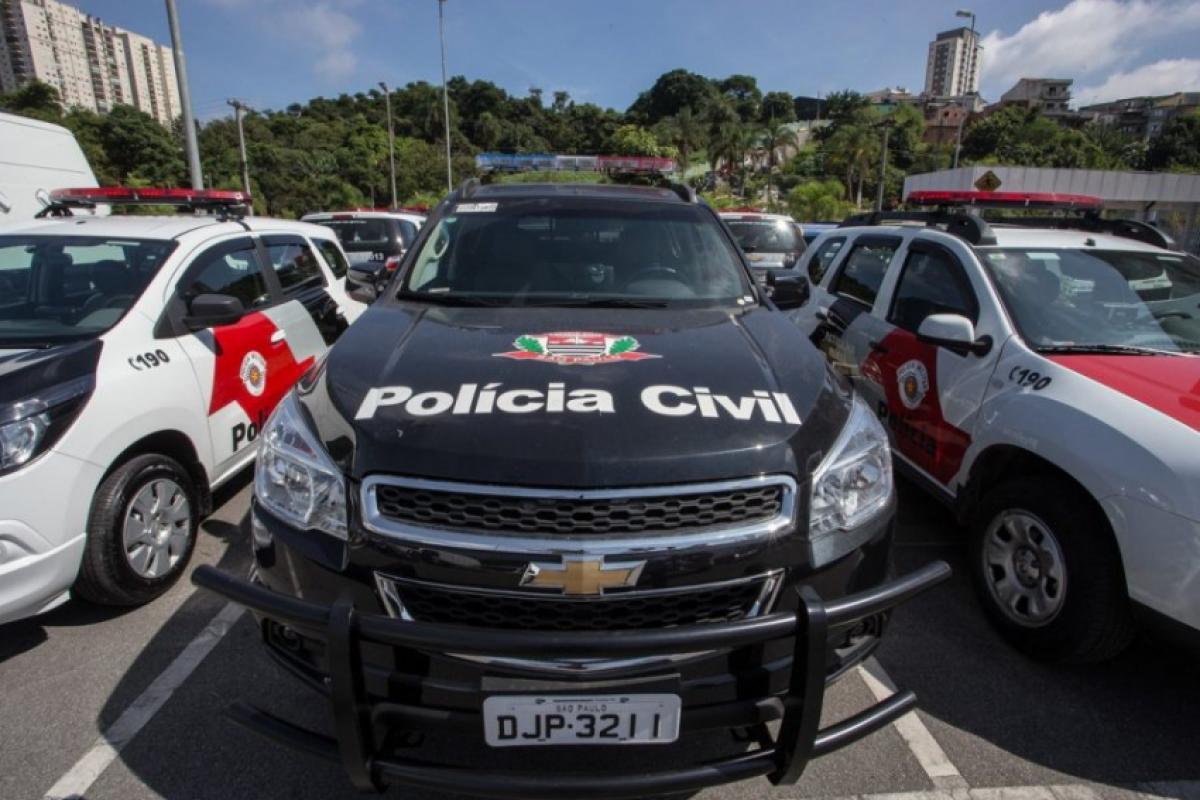 Moradores encontram crianças mortas dentro de carro