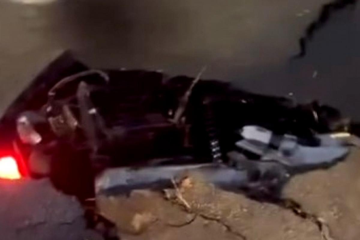 Moto fica 'enterrada' sob placas de asfalto na Nações; VÍDEO