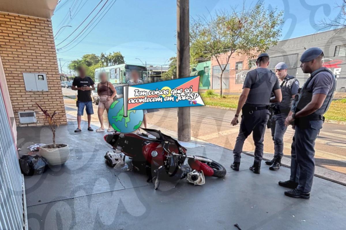 Motociclista fica gravemente ferido ao colidir com poste em Jaú
